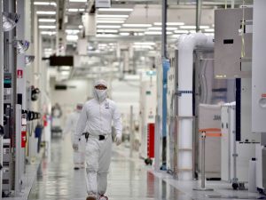 Intel údajne redukuje počet zamestnancov vo fabrikách – ale možno sa rysuje daňová úľava