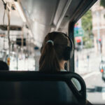 Slúchadlá ako štít: prečo chodíme svetom v bublinke a čo sa stane, keď nás zrazí električka