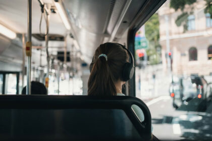 Slúchadlá ako štít: prečo chodíme svetom v bublinke a čo sa stane, keď nás zrazí električka