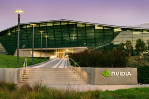 Budova Endeavour NVIDIA v Santa Clara v Kalifornii. - Nvidia vsádza na svetlo, medené drôty v AI centrách dobieha koniec