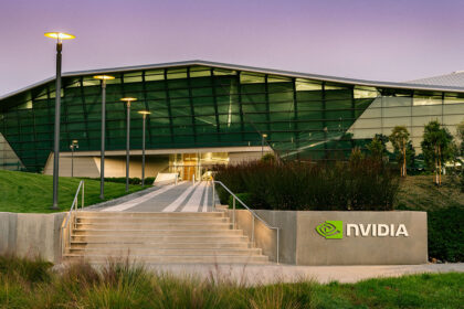 Budova Endeavour NVIDIA v Santa Clara v Kalifornii. - Nvidia vsádza na svetlo, medené drôty v AI centrách dobieha koniec