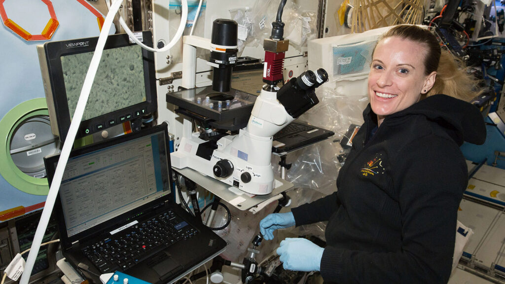 Astronautka NASA Kate Rubins skúma srdcové bunky získané z kmeňových buniek na palube Medzinárodnej vesmírnej stanice v roku 2016. NASA